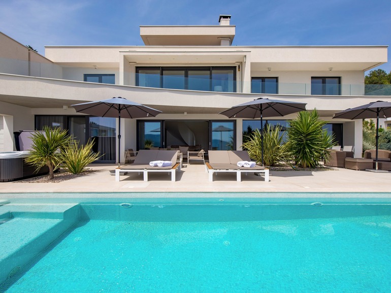 Majestic Coastal Retreat - Villa Mayan